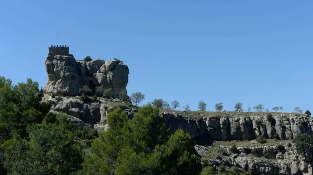 Castillo de Benizar en lo alto de la roca